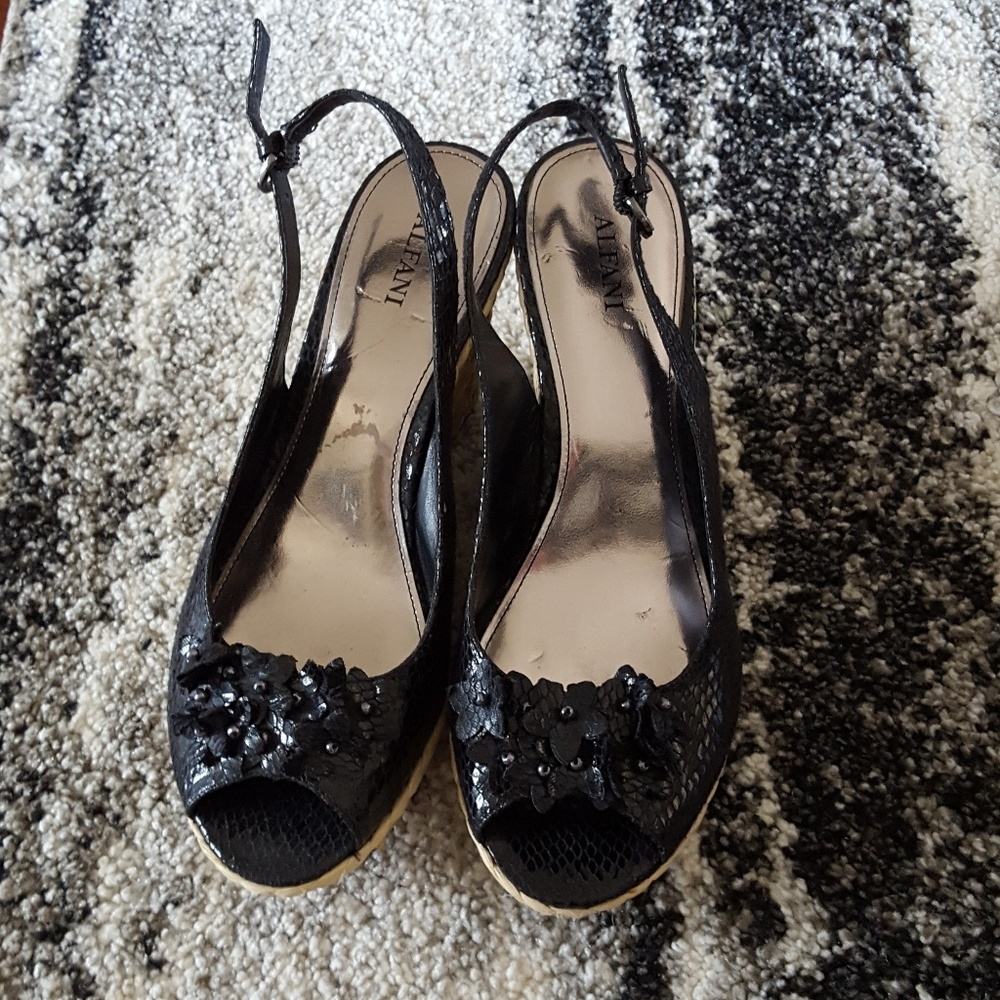 Alfani black snakeskin pattern wedge size 7